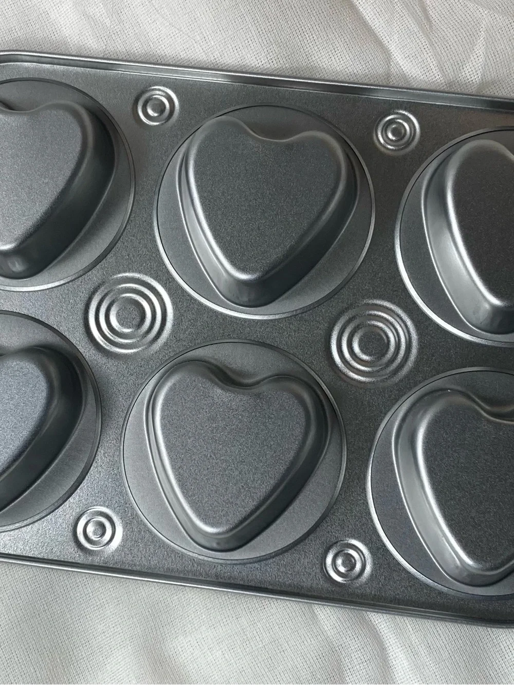 Non-Branded Heart-Shaped Muffin Pan in Metallic Gray - 6-Cup